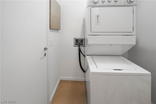 Building Photo - 900 S Las Vegas Blvd