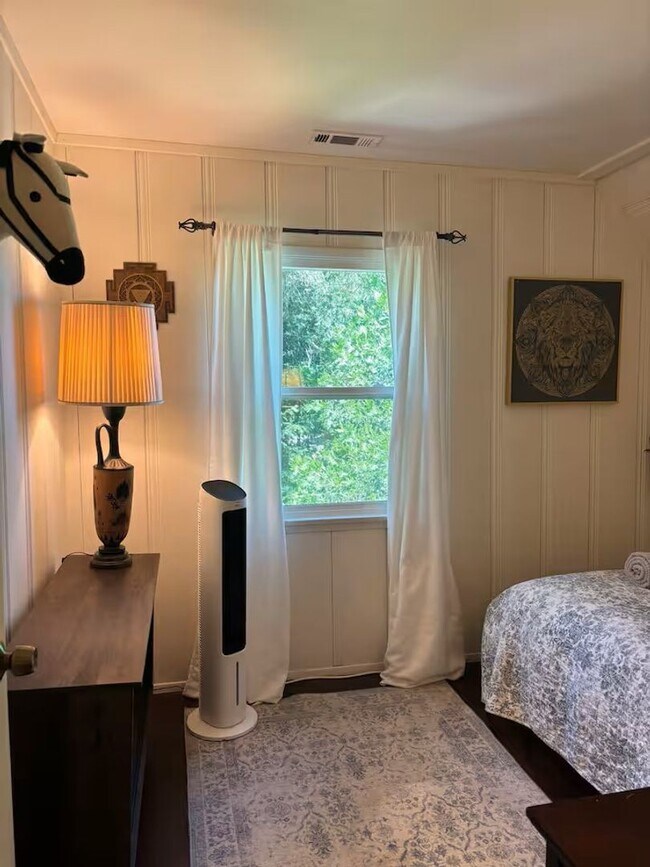 Building Photo - Vintage 5 bedroom Home with Three Car Garage