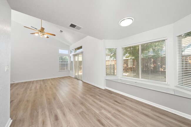 Building Photo - Charming 4 Bed 2.5 Bath Home in Roseville, CA