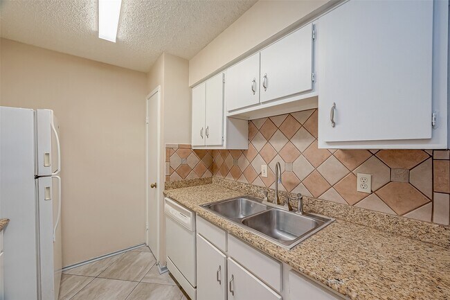 Building Photo - 6410 Del Monte Dr