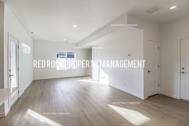 Building Photo - 1030 N Davis Ln