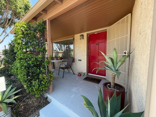 Building Photo - 901 Castaic Ave