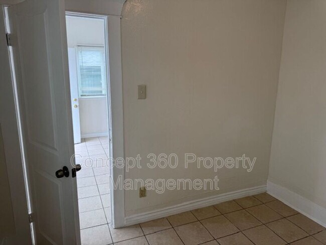 Building Photo - 758 Cerritos Ave