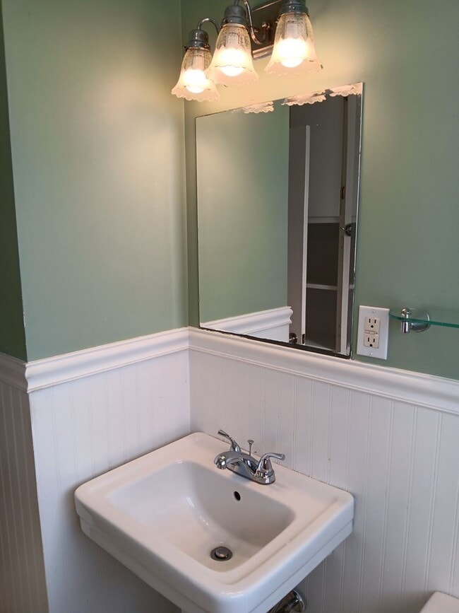 Building Photo - 3 BR Belmont Home with Fenced in Yard!