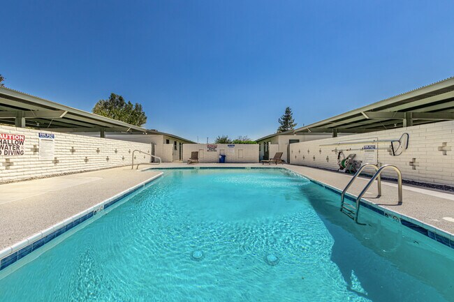 Building Photo - Rossmore Apartments