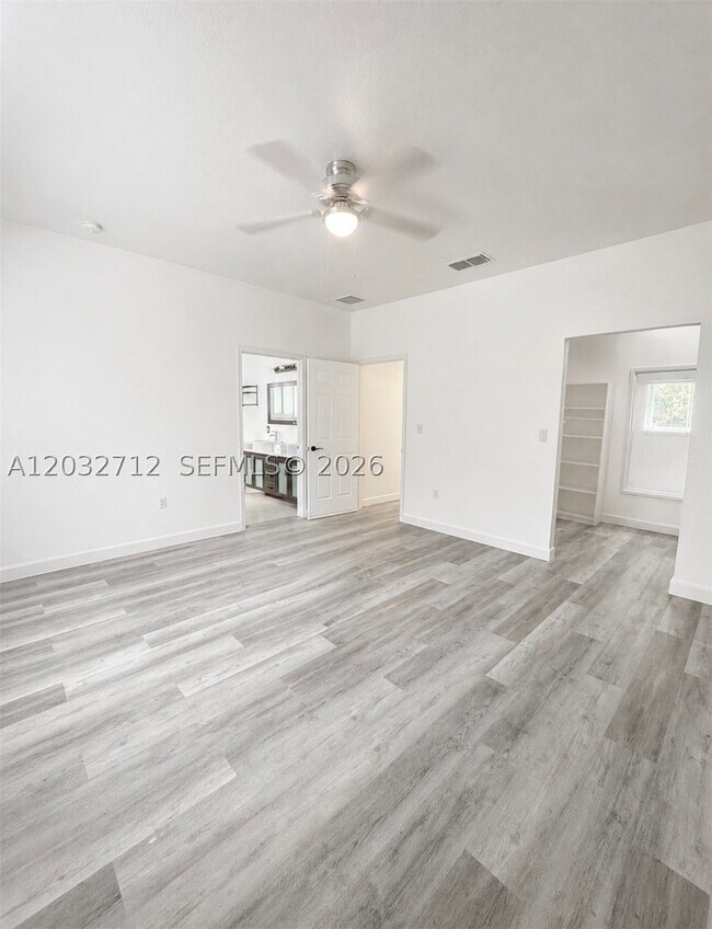 Building Photo - 363 NE 35th Ave