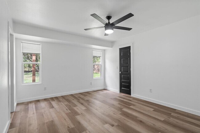 Building Photo - 3307 Oak Alley