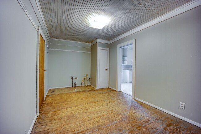 Building Photo - Freshly Updated 3 Bedroom House