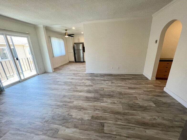 Building Photo - 3359 Mentone Ave