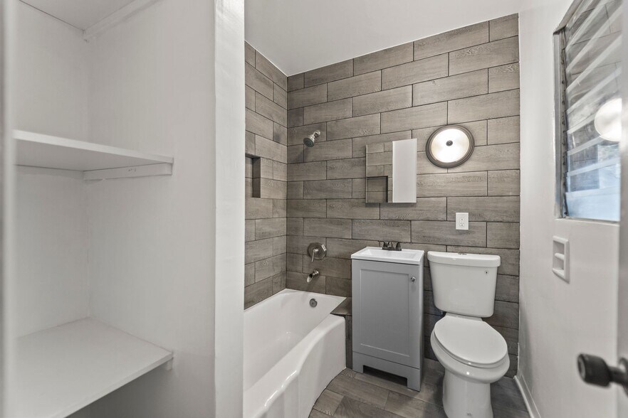 Building Photo - 10639 Fitzroy Ave