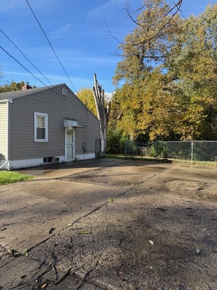 Building Photo - 3112 W Mott Ave