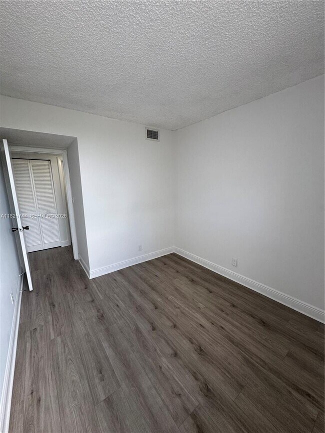 Building Photo - 213 Lake Pointe Dr