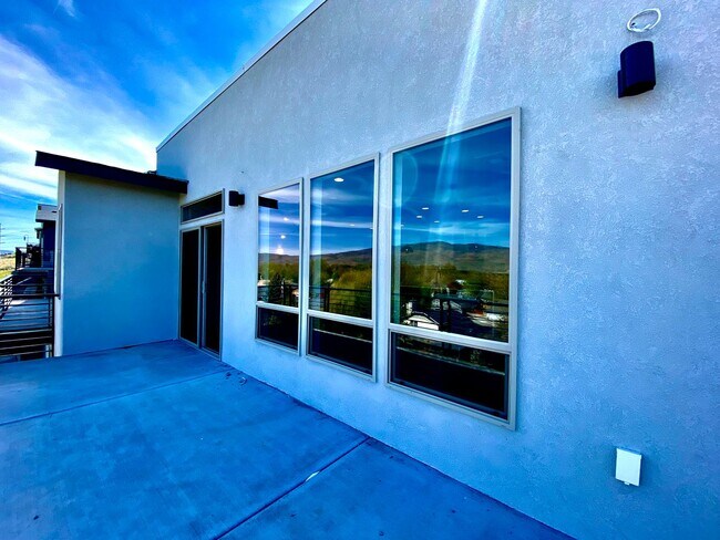 Building Photo - Close to Micron, 3 Bedroom 3 bath w/ a Million Dollar View!