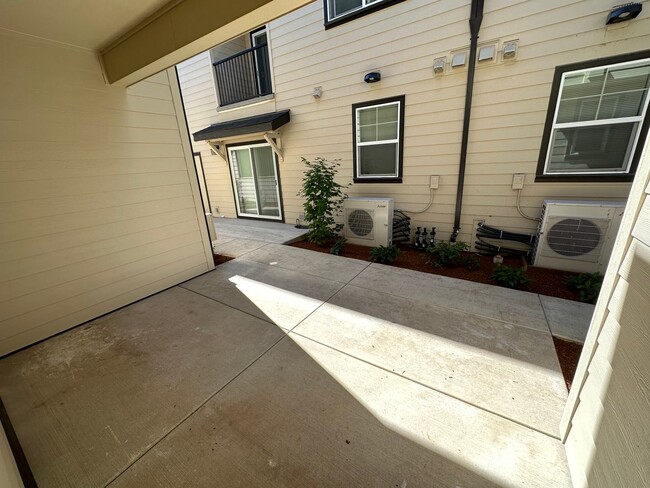 Building Photo - New 5 Bedroom / 5.5 Bath Townhome w/ A/C i...