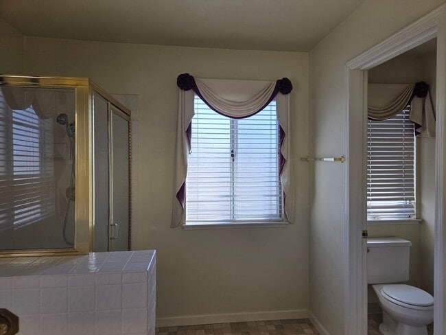 Building Photo - Spacious Laurel Creek Home