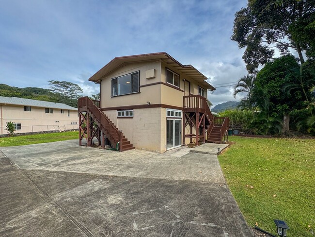 Primary Photo - STUDIO/1BA/2PKG. High Ceilings, Shared Yar...