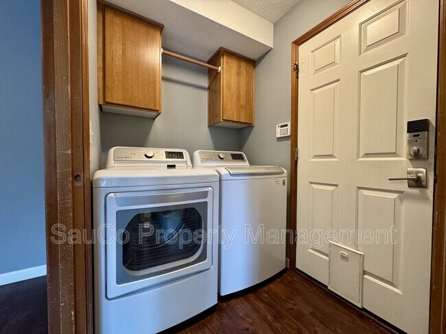 Building Photo - 741 SE Camellia Ct