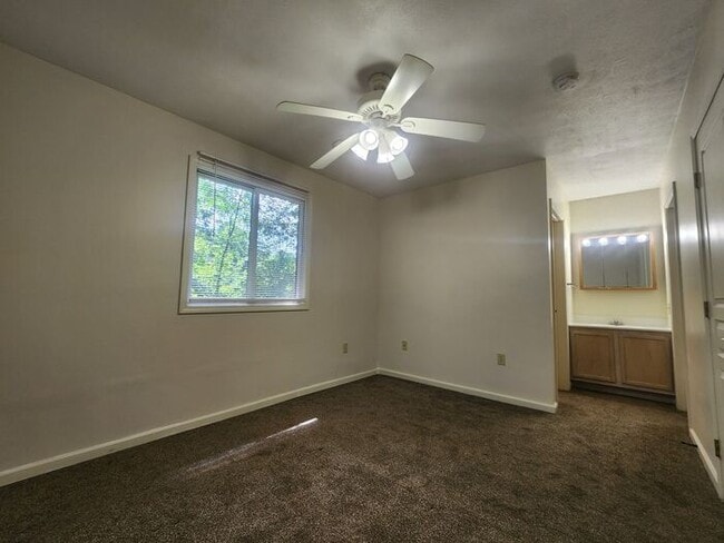Building Photo - 2 Bedroom Duplex - *Pets Welcome!