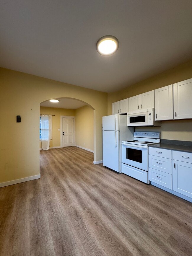 Building Photo - 707 E 7th Ave