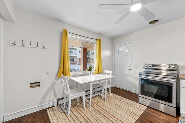 Building Photo - Gorgeous Furnished Two Bedroom in Sloans L...