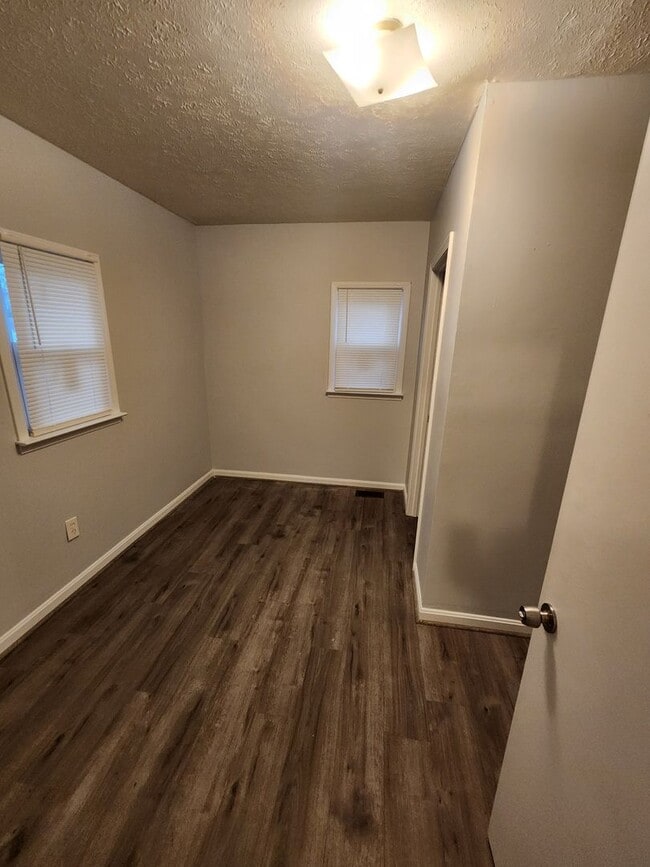 Building Photo - Adorable 2 bedroom 1 bath with spacious closets, detached garage, and updated floors!!