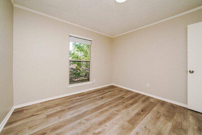 Building Photo - 1115 Hemlock Ct