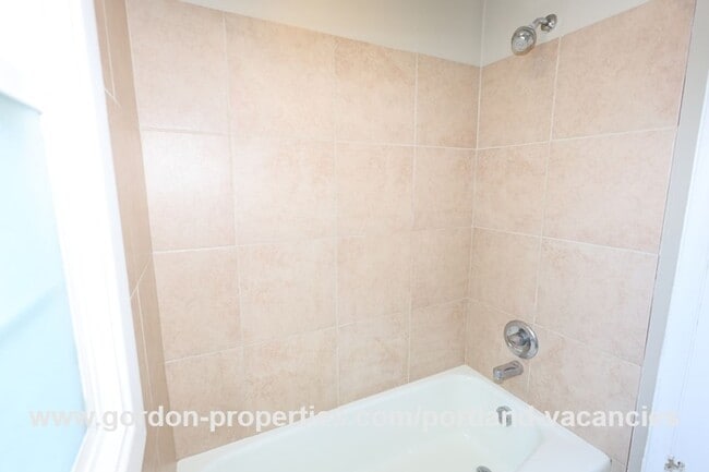 Building Photo - MOVE IN SPECIAL: SE Cesar E Chavez Blvd - ...