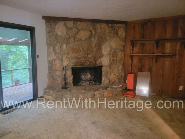 Building Photo - Charming Cabin Style Home on 1.3 Acres / F...