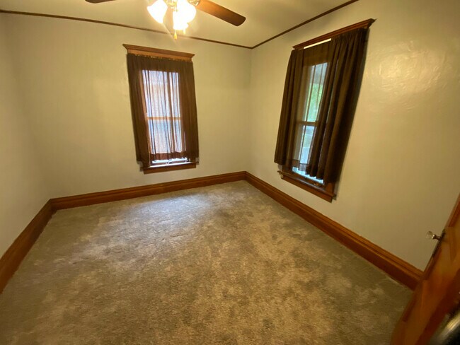 Building Photo - 1121 S Dakota Ave