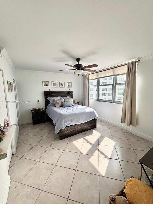 Building Photo - 999 Brickell Bay Dr