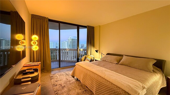 Building Photo - 2000 Island Blvd