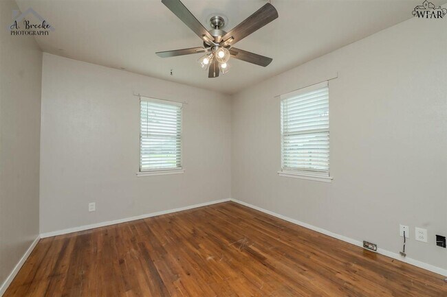 Building Photo - 1508 N Victoria Ave