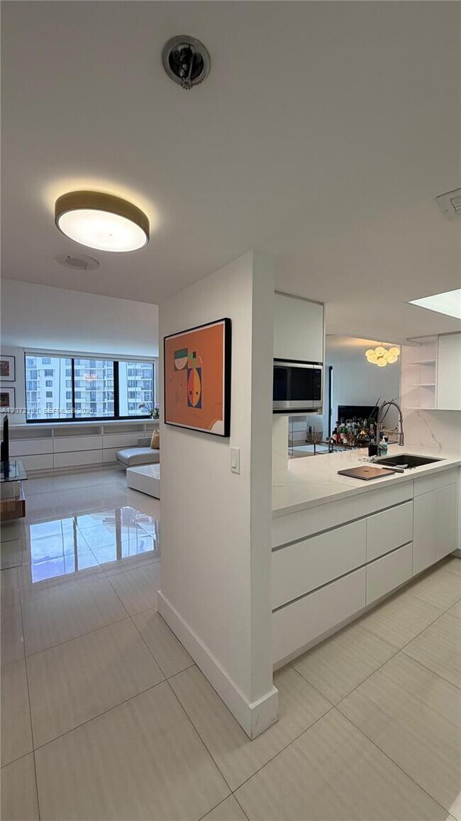 Building Photo - 540 Brickell Key Dr
