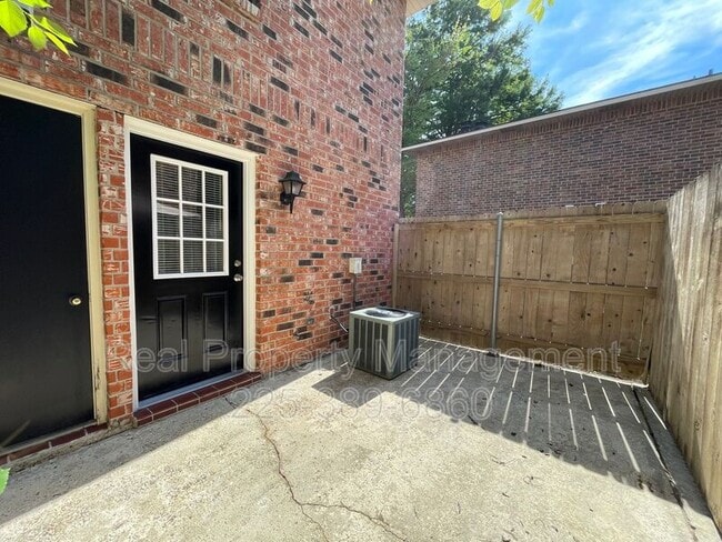 Building Photo - 910 W Macci St