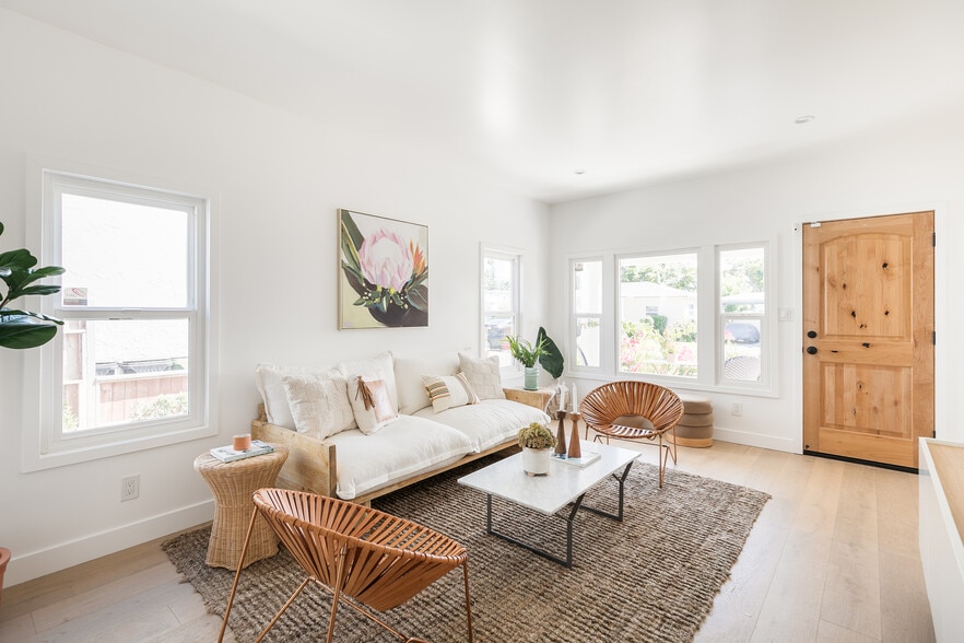 Building Photo - 5847 Ernest Ave