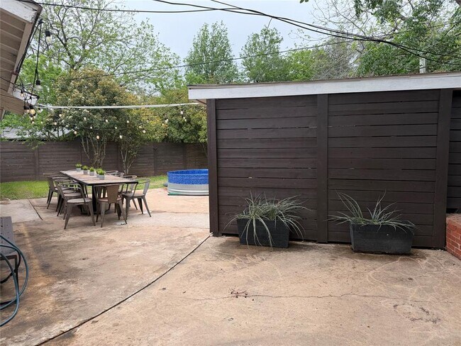 Building Photo - 4618 Englewood Dr