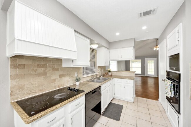 Building Photo - 15739 Oak Mountain Dr