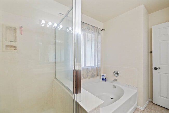 Building Photo - 5840 E Tercel Dr