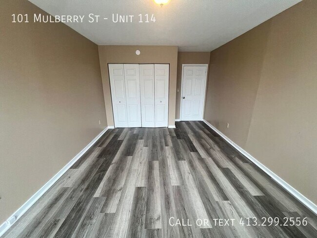Building Photo - Updated Two Bedroom Condo On Springfield's...