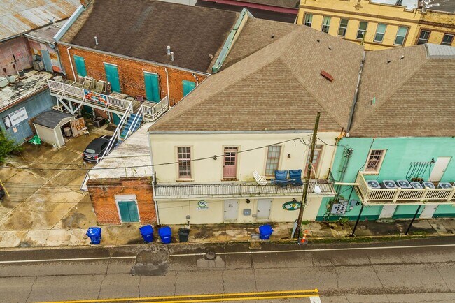 Building Photo - Downtown Charm: Spacious 1BR Apartment in ...