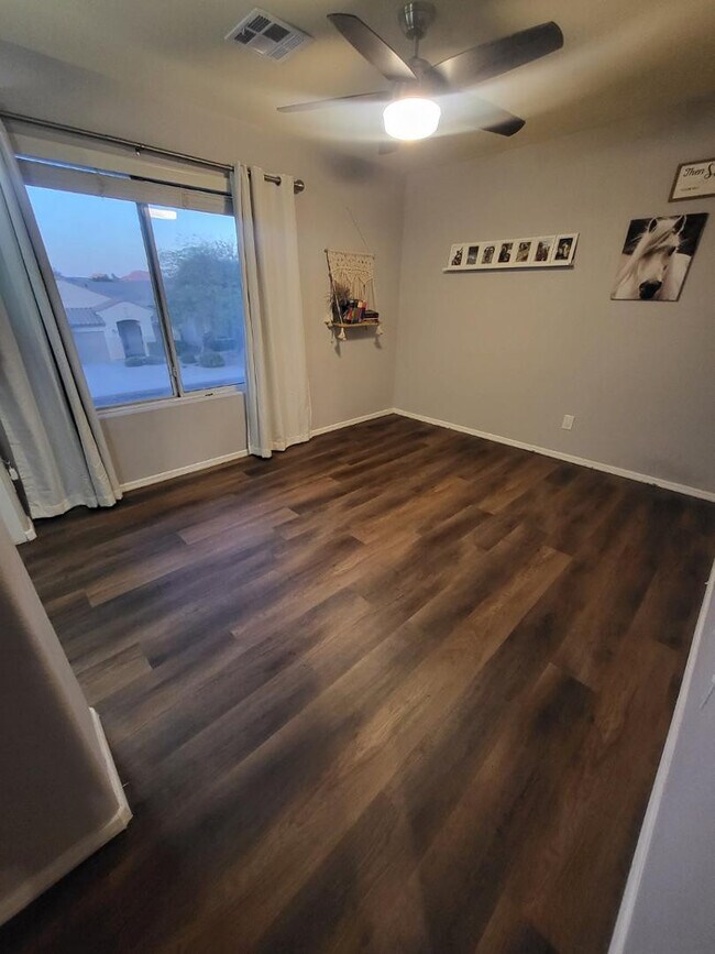 Building Photo - 8213 W Quail Ave