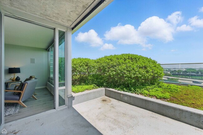 Building Photo - 9715 Woods Dr