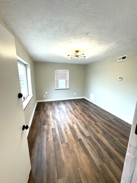 Primary Photo - 2992 W McMicken Ave
