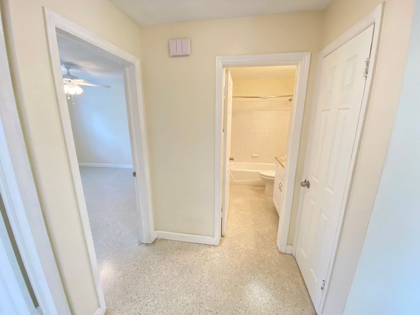 Building Photo - Enjoy Downtown living in this 2/1 Duplex!!