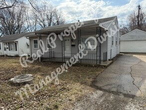 Building Photo - 2 Bed / 1 Bath + Office | Fenced Yard | 2-Car Garage | Quiet Street