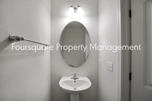 Building Photo - Townhome | Washer/ Dryer Included | Back P...