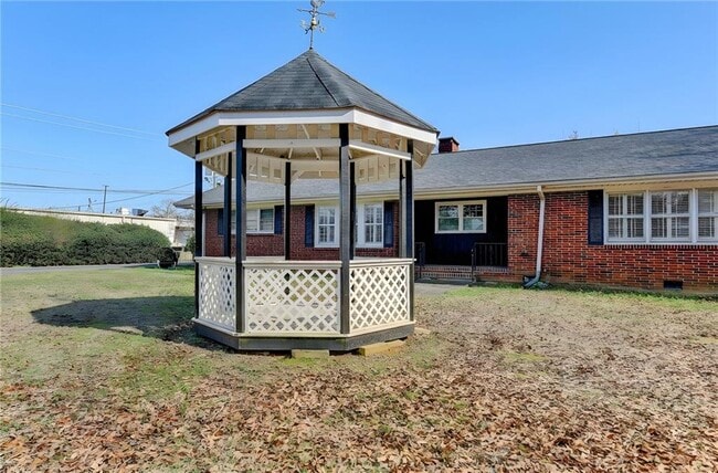 Building Photo - 8 Highland Ln