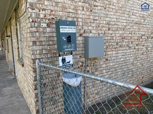 Building Photo - 1502 NW Kingsbury Ave