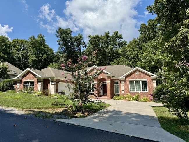 Building Photo - 124 Vinita Ln