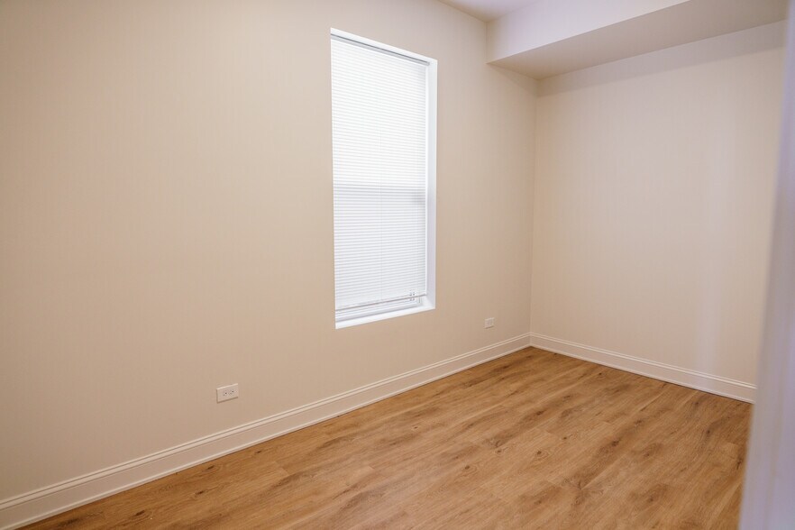 Building Photo - 6613 S Vernon Ave